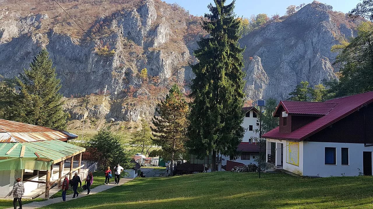 Baia de Fier: Peștera Muierilor Cave and Village Guide