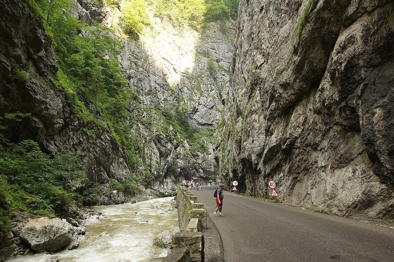 Bicaz Gorge: Driving Cheile Bicazului and Where to Stop