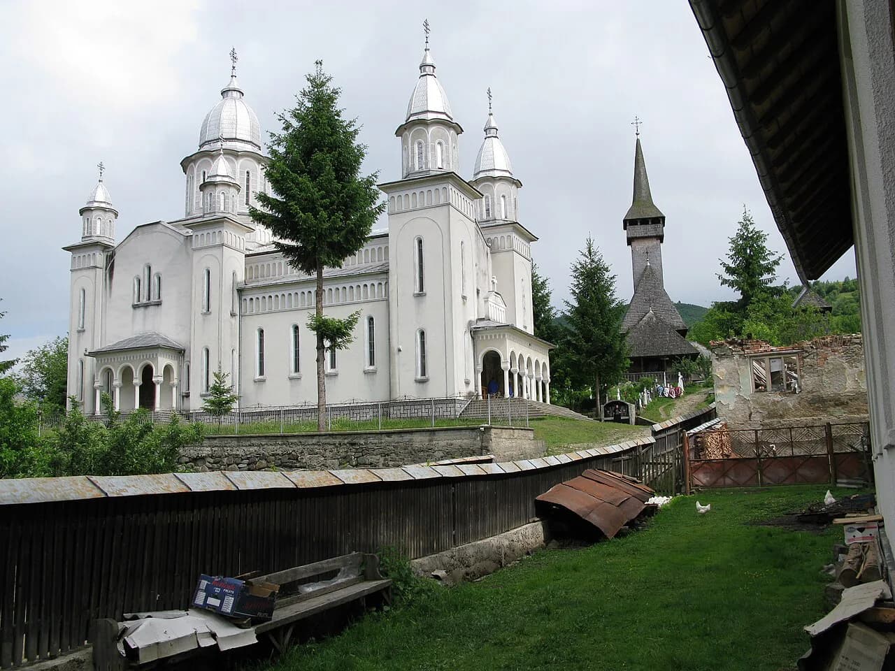 Botiza, Maramureș: a village guide to its church and weaving