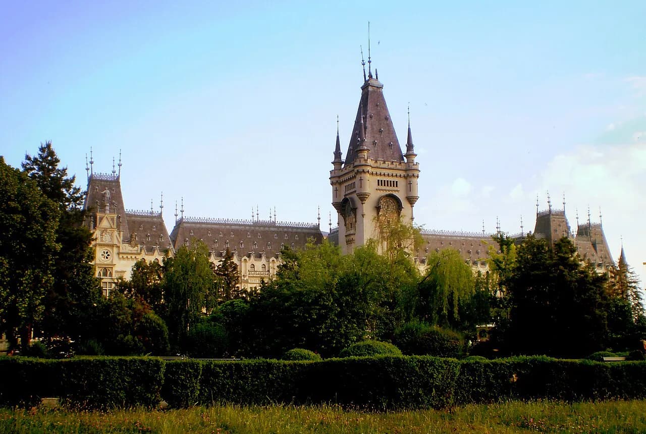 Iași sightseeing: plan the palace, the churches and the free parks