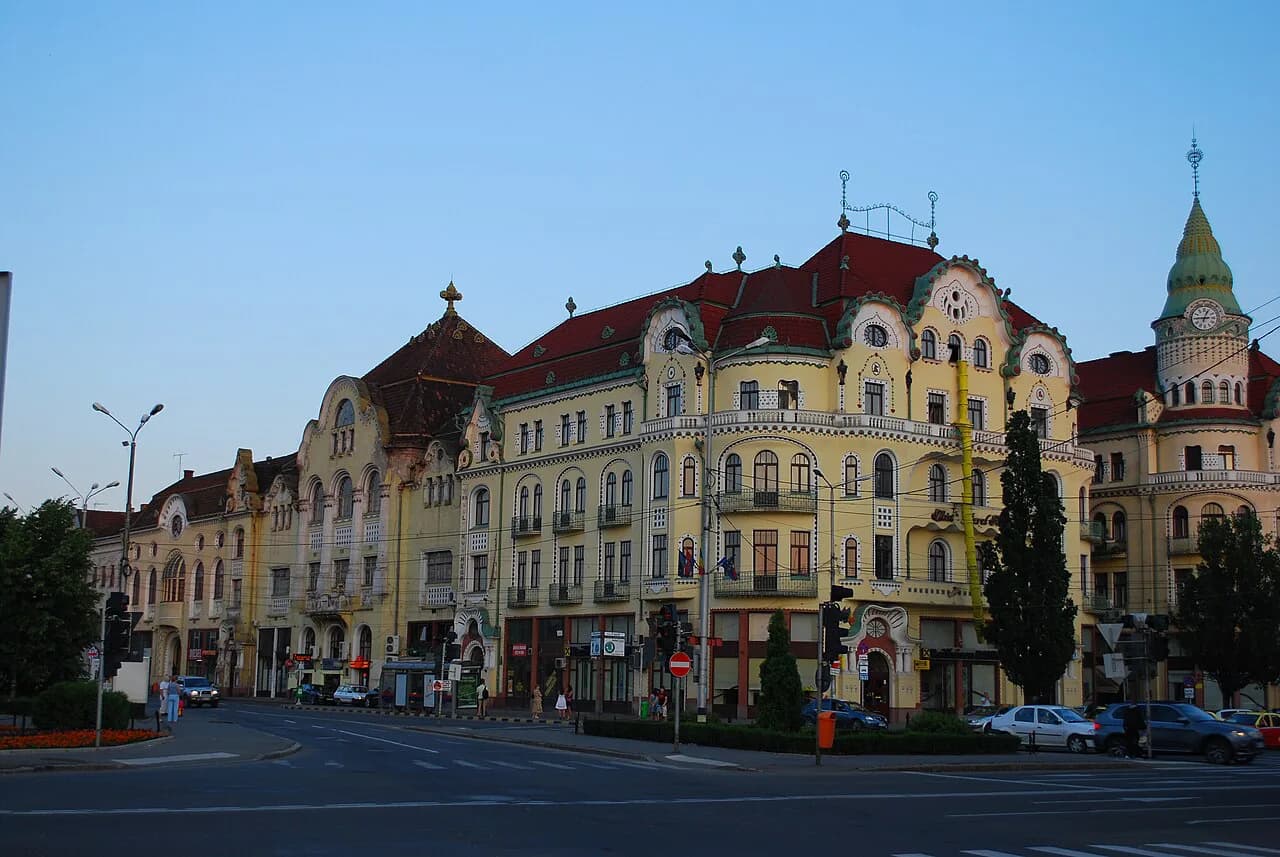 Oradea sightseeing: plan the fortress, the square and the free arcades