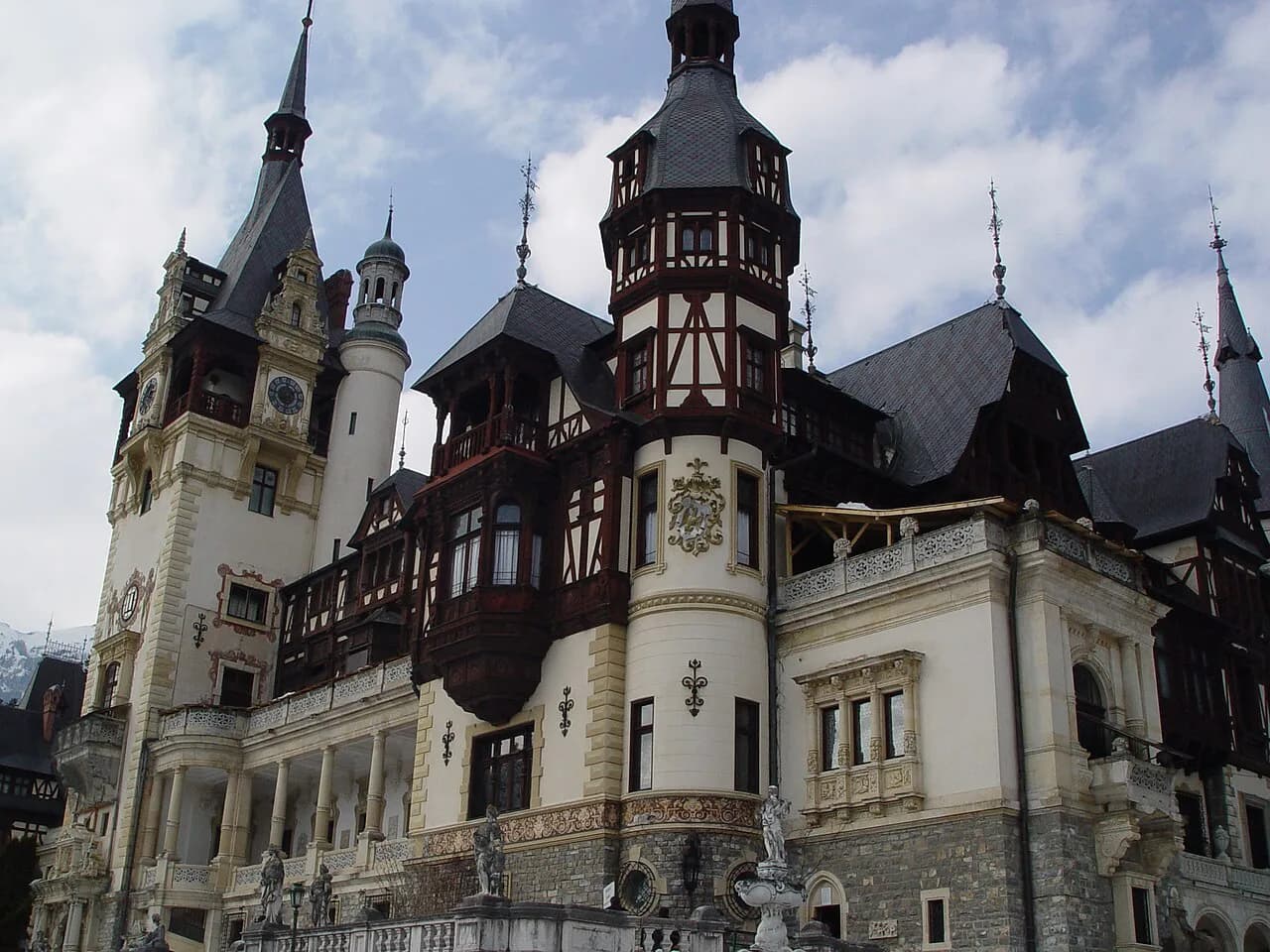 Sinaia sightseeing: plan castles, art and a quiet walk