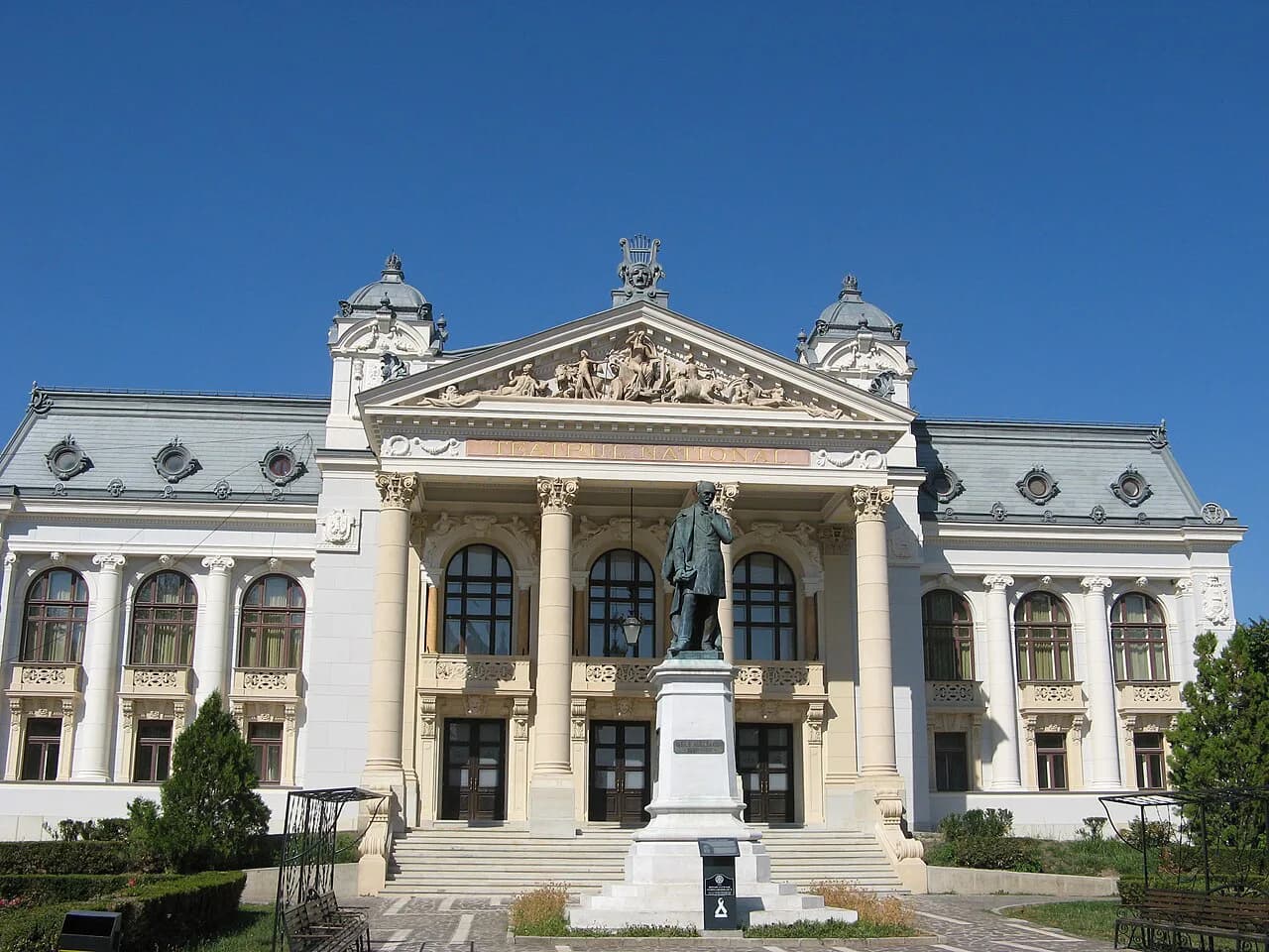 Iași Walking Tour: Palace of Culture to Copou on Foot