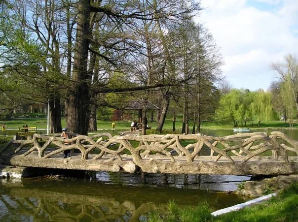 Nicolae Romanescu Park, Craiova: Lake, Bridge and How Long to Allow
