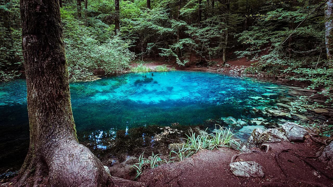 Ochiul Beiului: the Turquoise Lake in the Nera Gorges