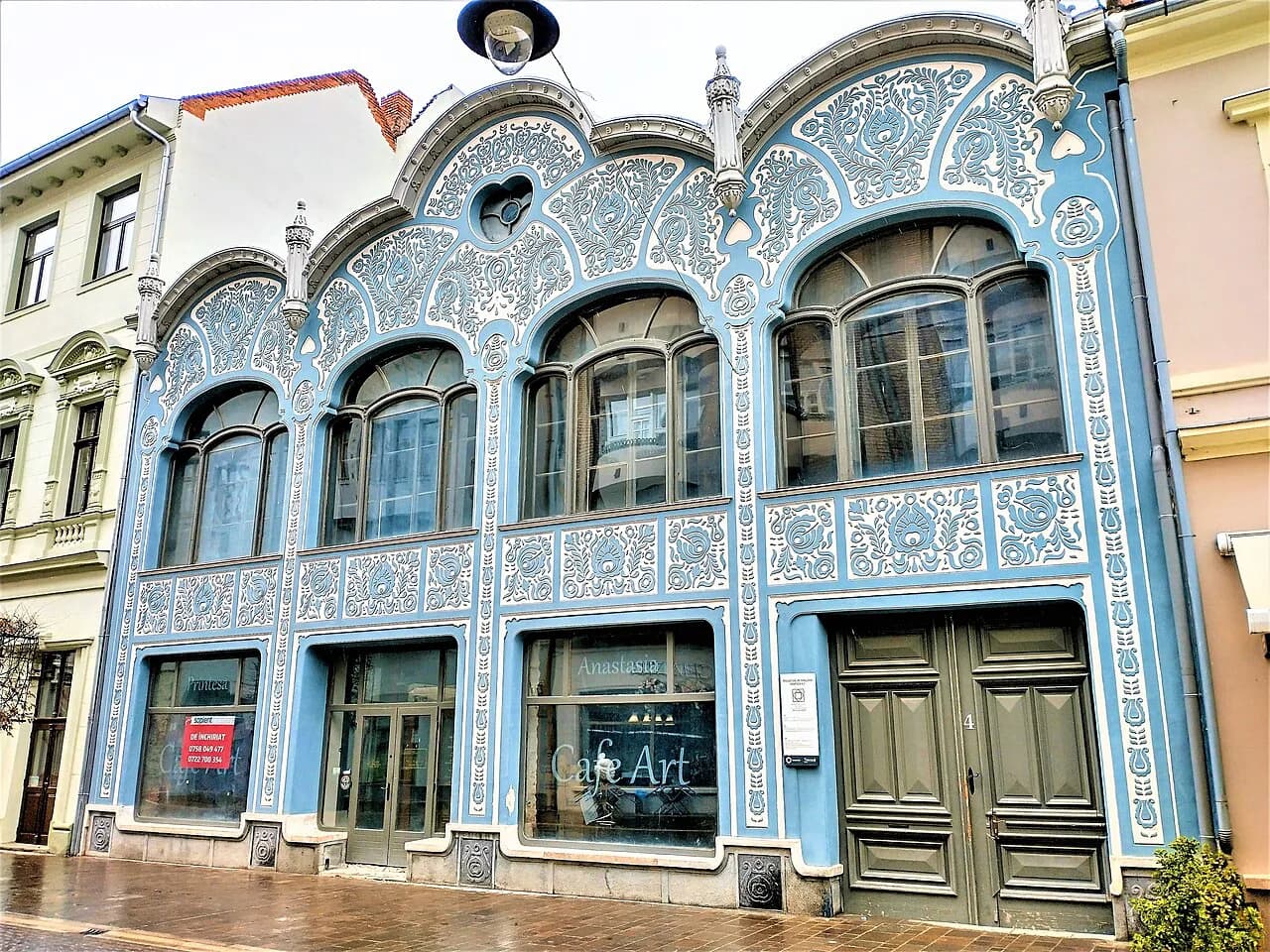 Oradea Walking Tour: A Self-Guided Route from Piața Unirii
