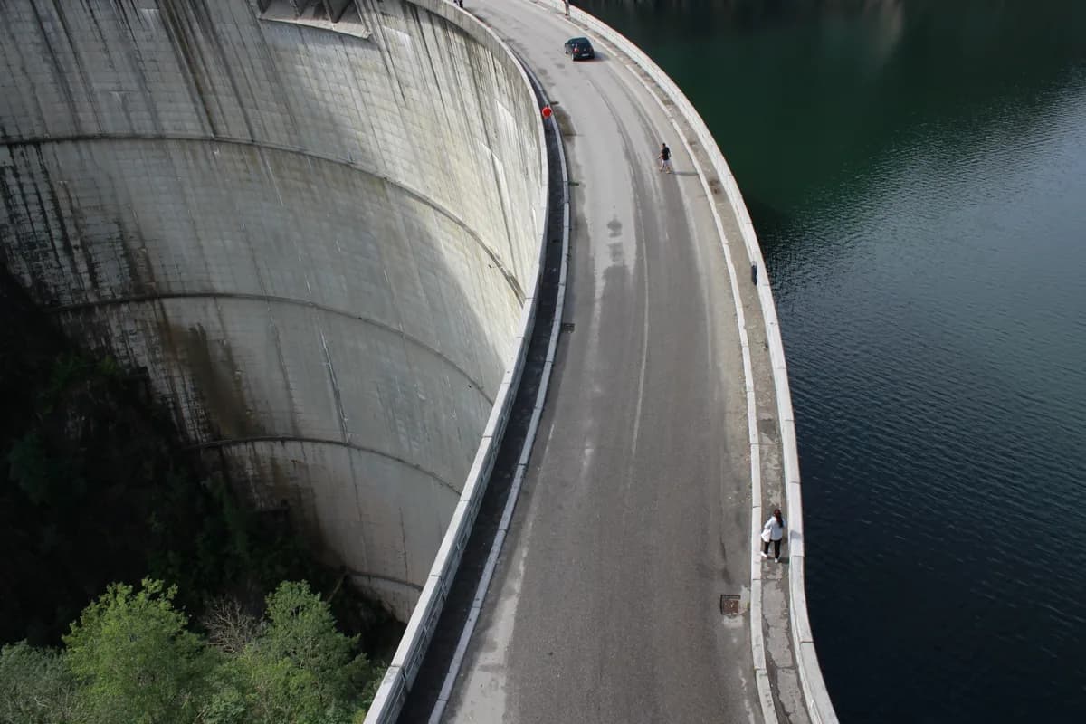 Vidraru Dam: Visiting the Dam and Lake Vidraru on the Transfăgărășan
