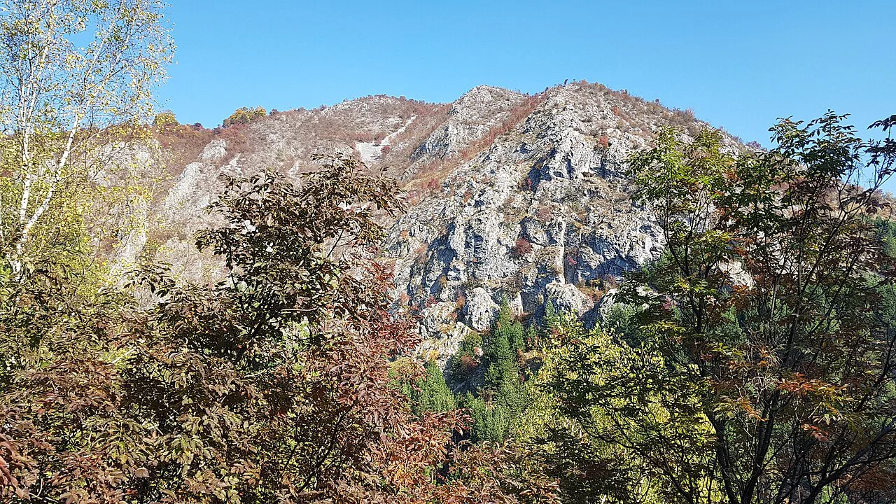 Limestone ridge above Baia de Fier in autumn.