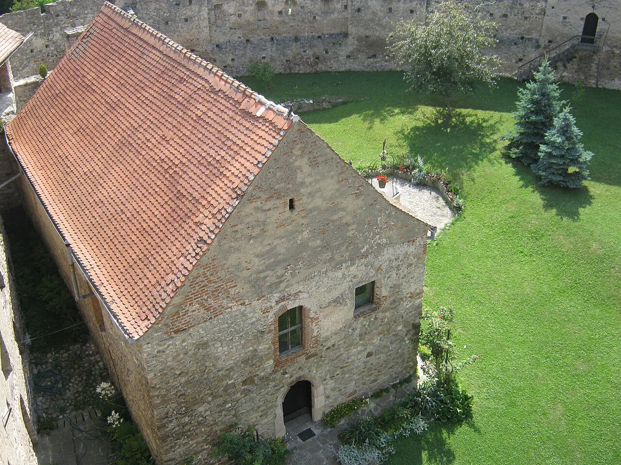 Keep inside Câlnic Citadel seen from above.