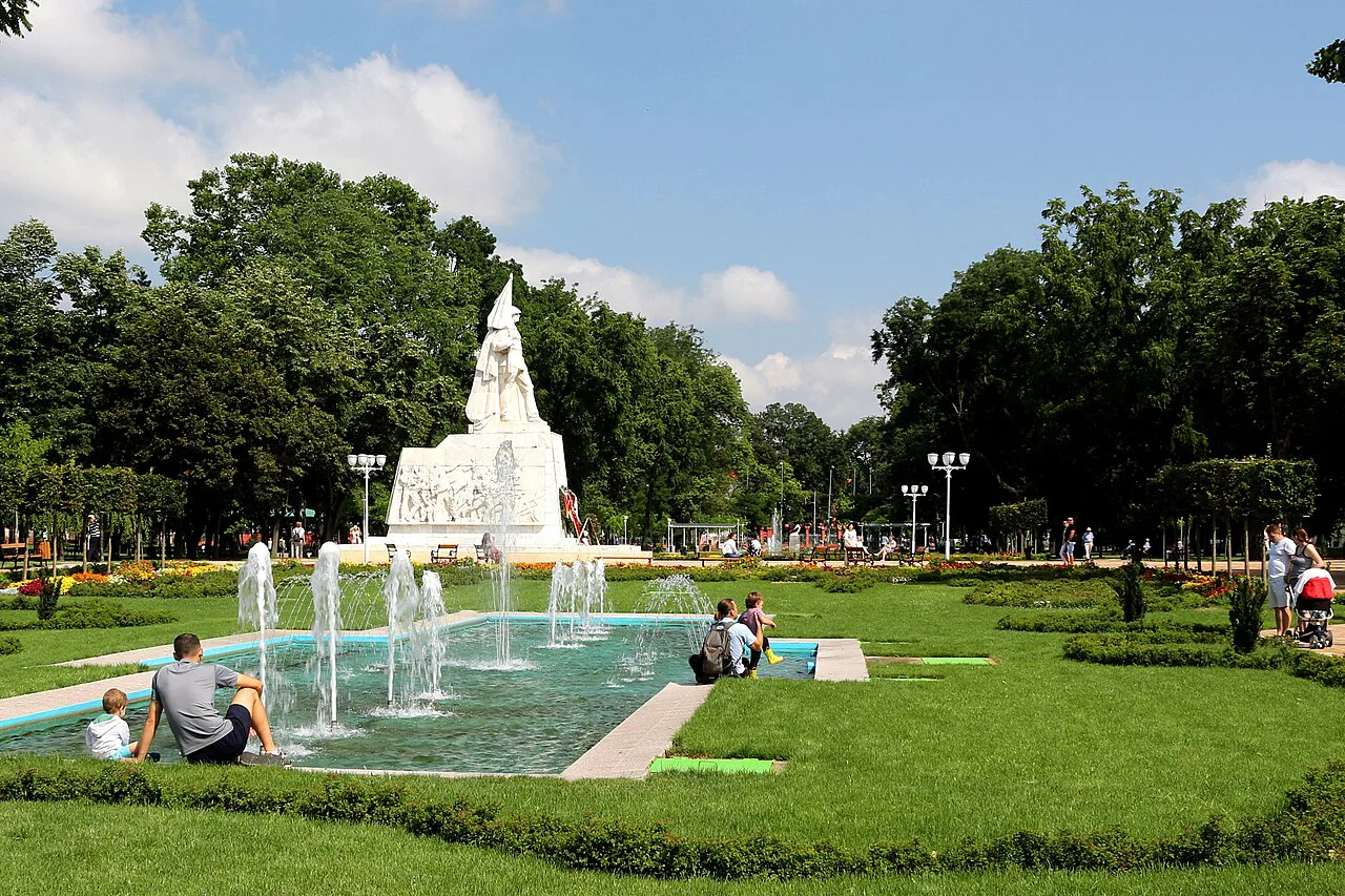 The fountain and monument in Parcul Central, Timișoara.