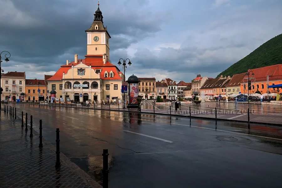 The Council House on Piața Sfatului beneath Tâmpa, Brașov.