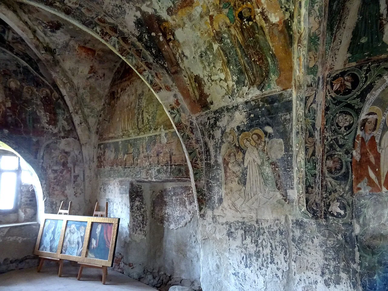 Painted chapel interior at Hărman fortified church.
