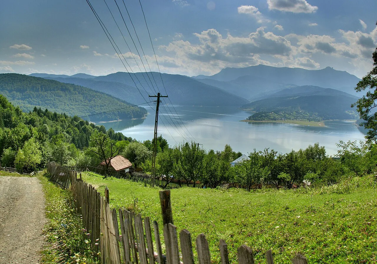 Lake Izvorul Muntelui seen from a hillside path.