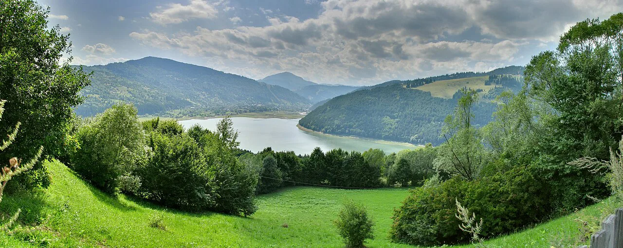 Lake Izvorul Muntelui among forested hills.