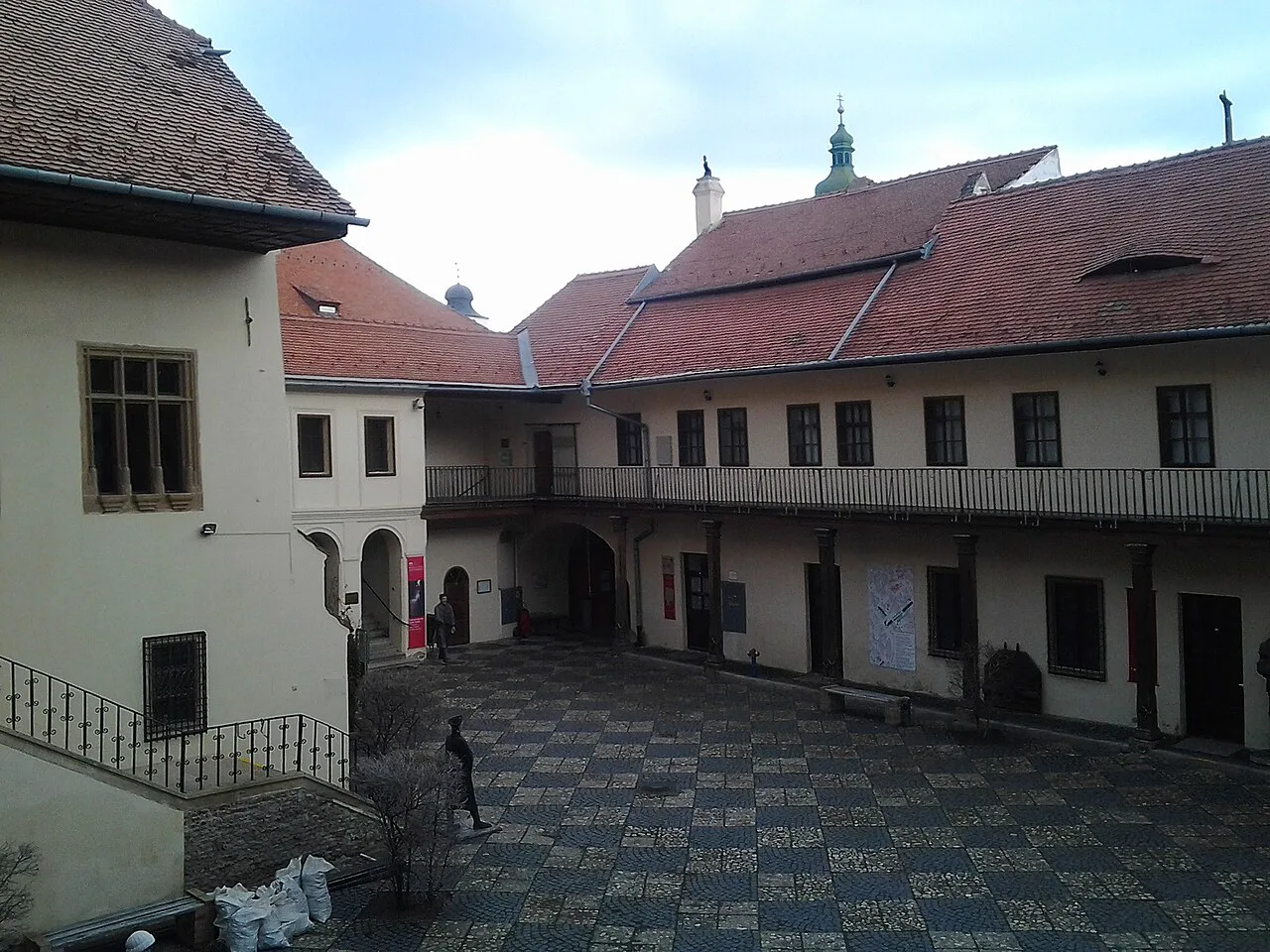 The courtyard of the Altemberger House, home of the Sibiu History Museum.