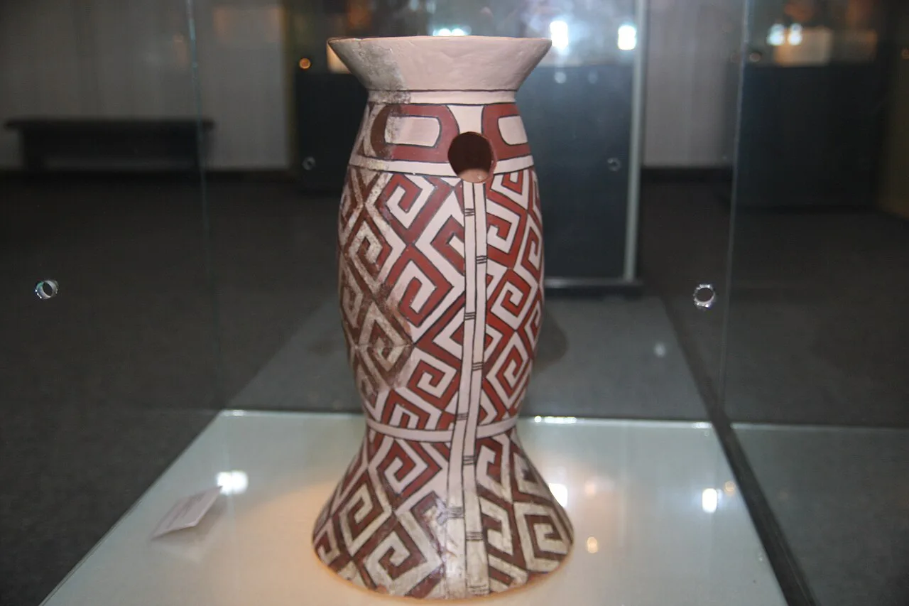 Cucuteni painted pottery in a Piatra Neamț museum.