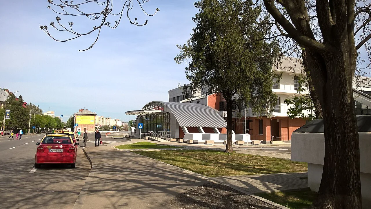 The forecourt of Pitești station on Bulevardul Republicii.