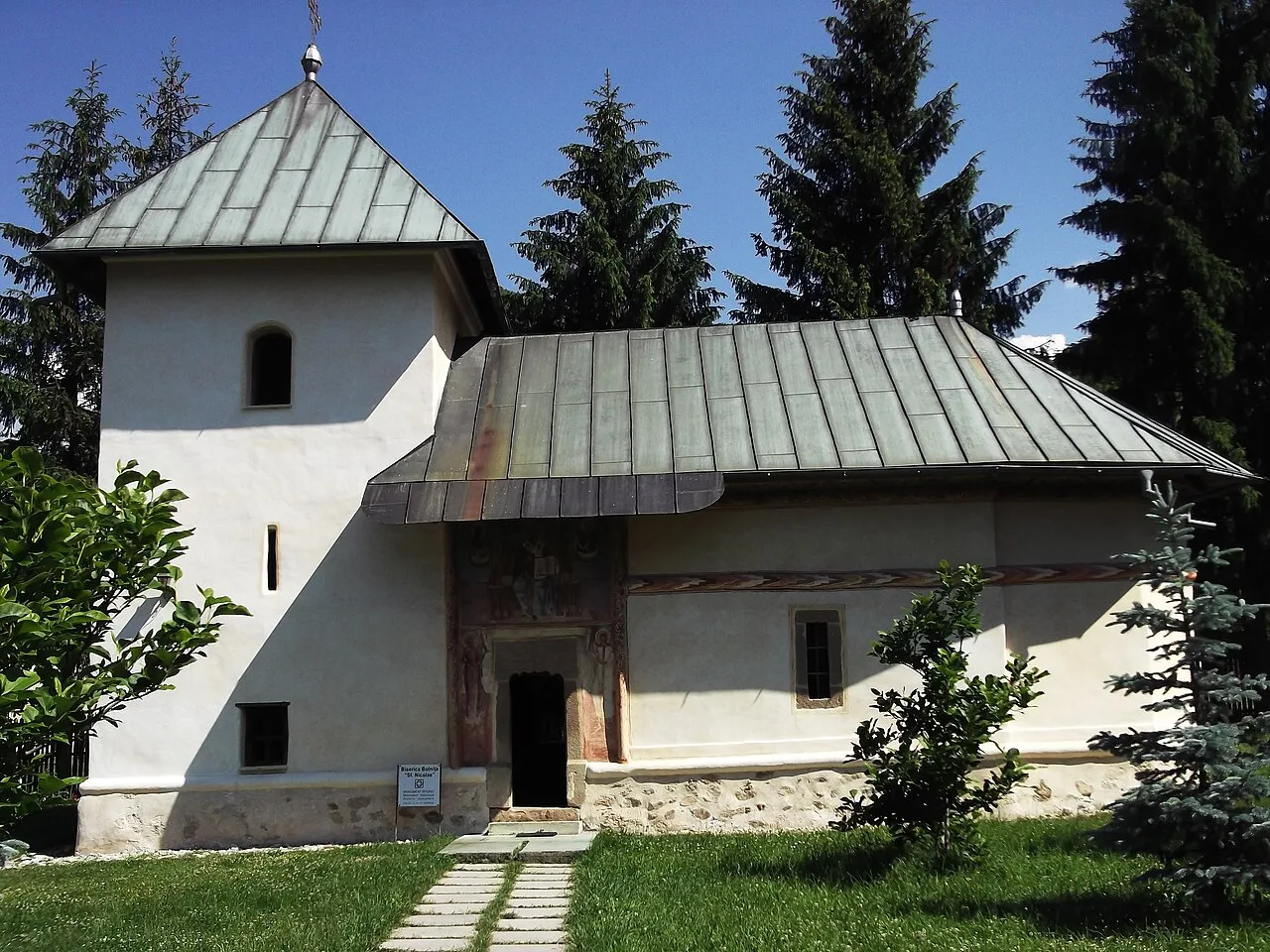 The St Nicholas infirmary church at Polovragi Monastery.