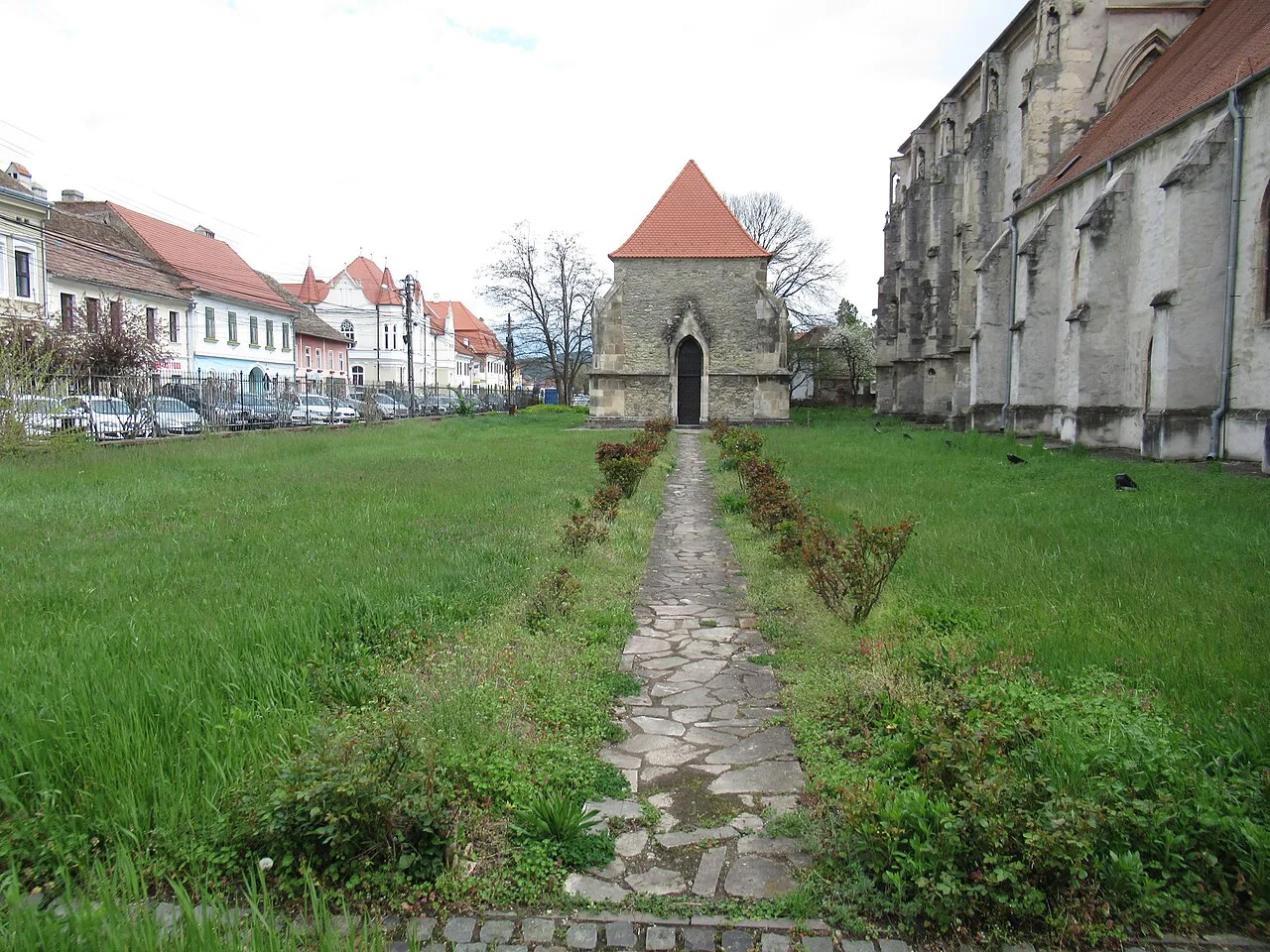 Path through the churchyard of the Evangelical Church in Sebeș.
