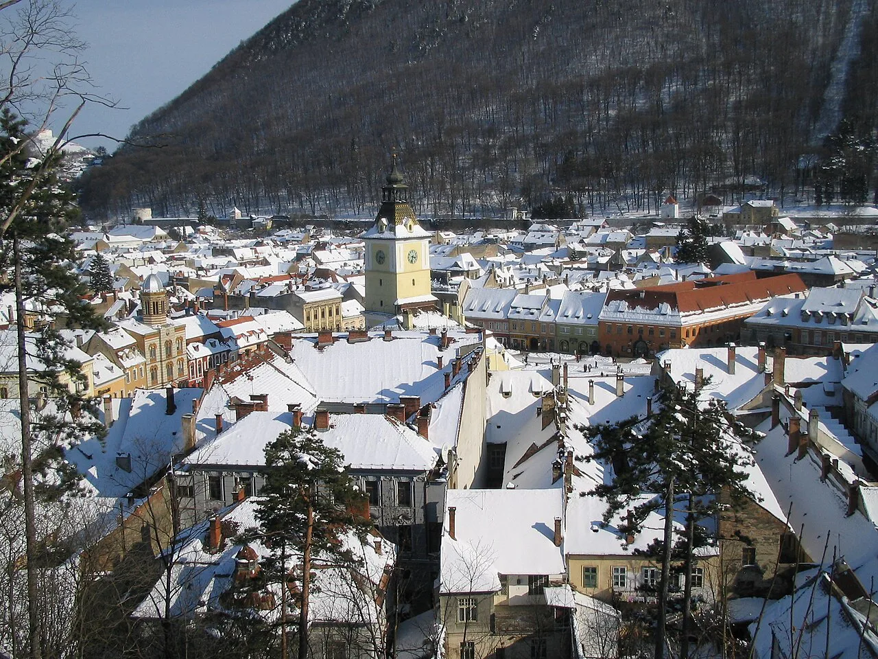 Brașov's snowy old town below Tâmpa, seen from the White Tower.