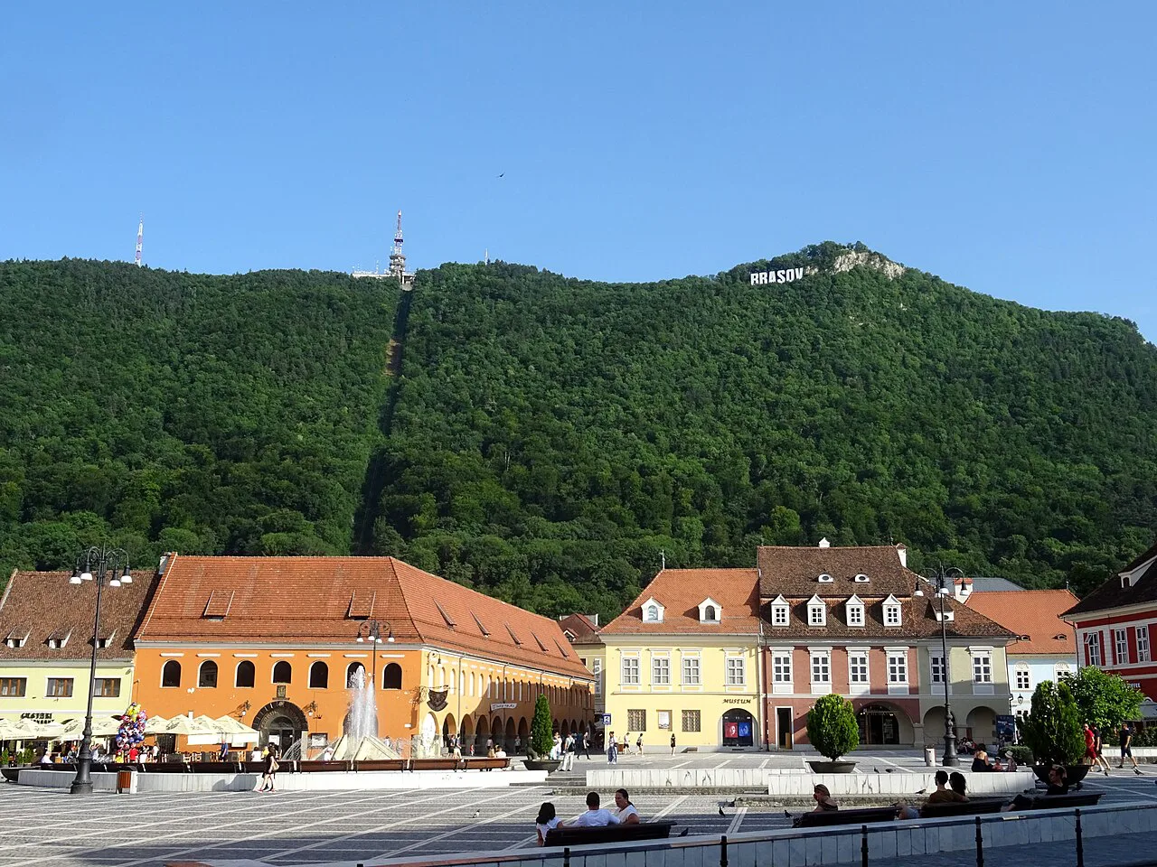 Tâmpa rising above Piața Sfatului, Brașov.