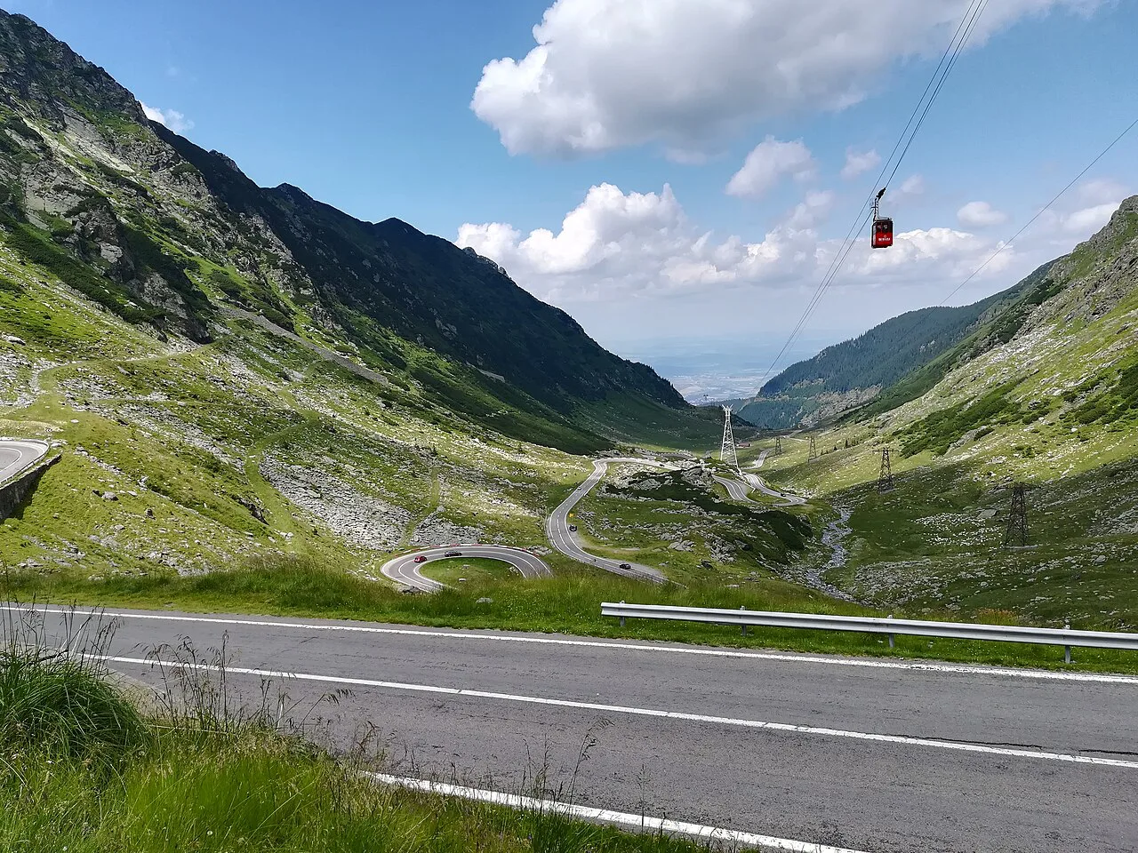 The Transfăgărășan road heading north through the Făgăraș Mountains.