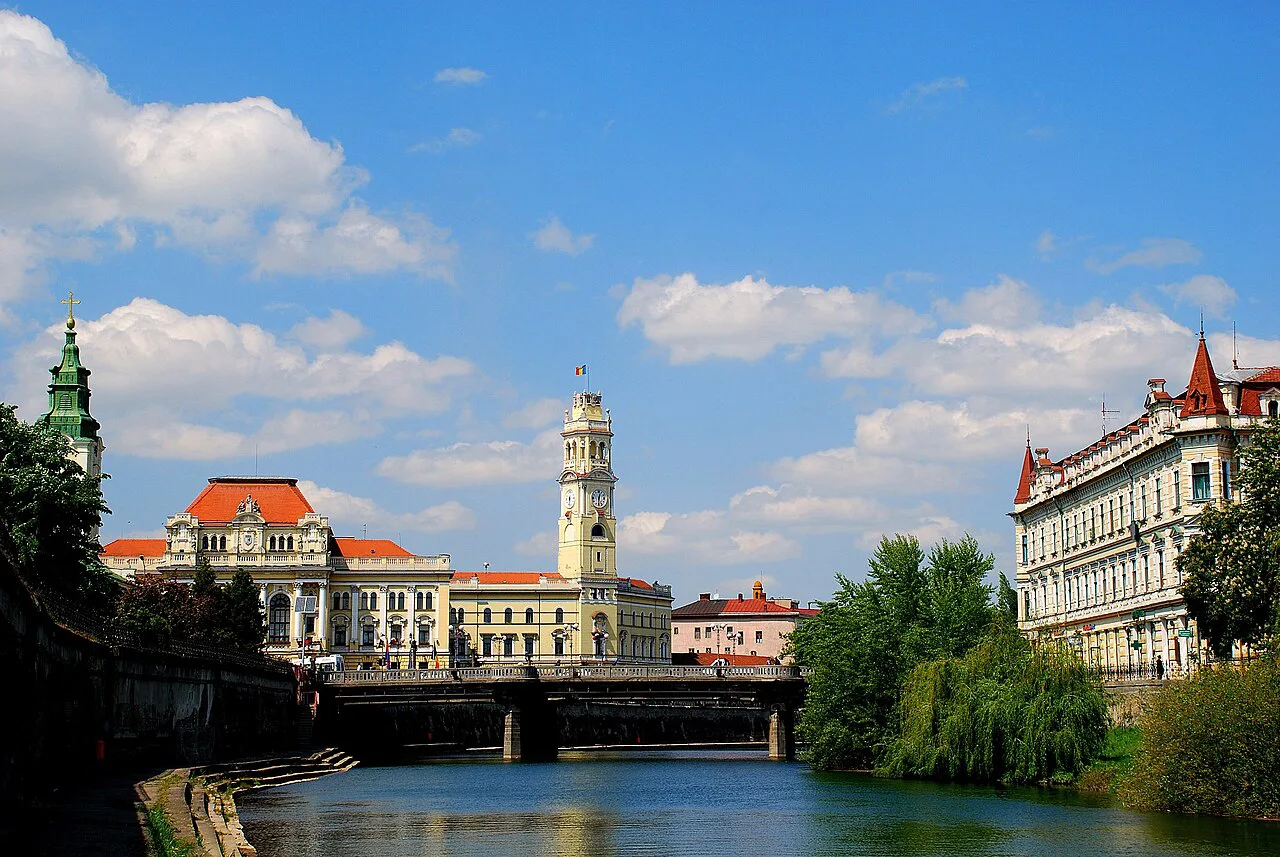 Oradea City Hall and the Crișul Repede river.