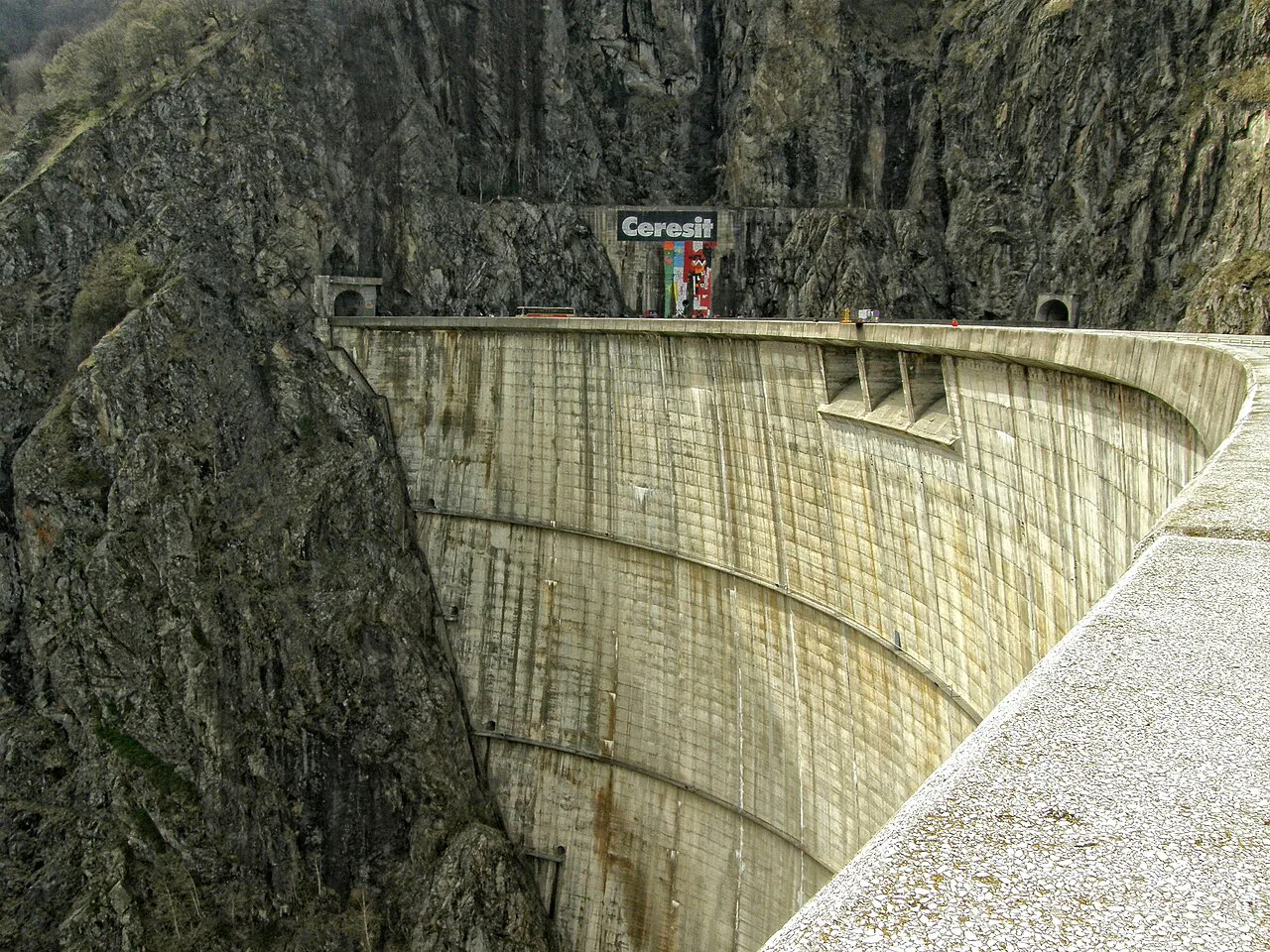 The concrete arch of Vidraru Dam.