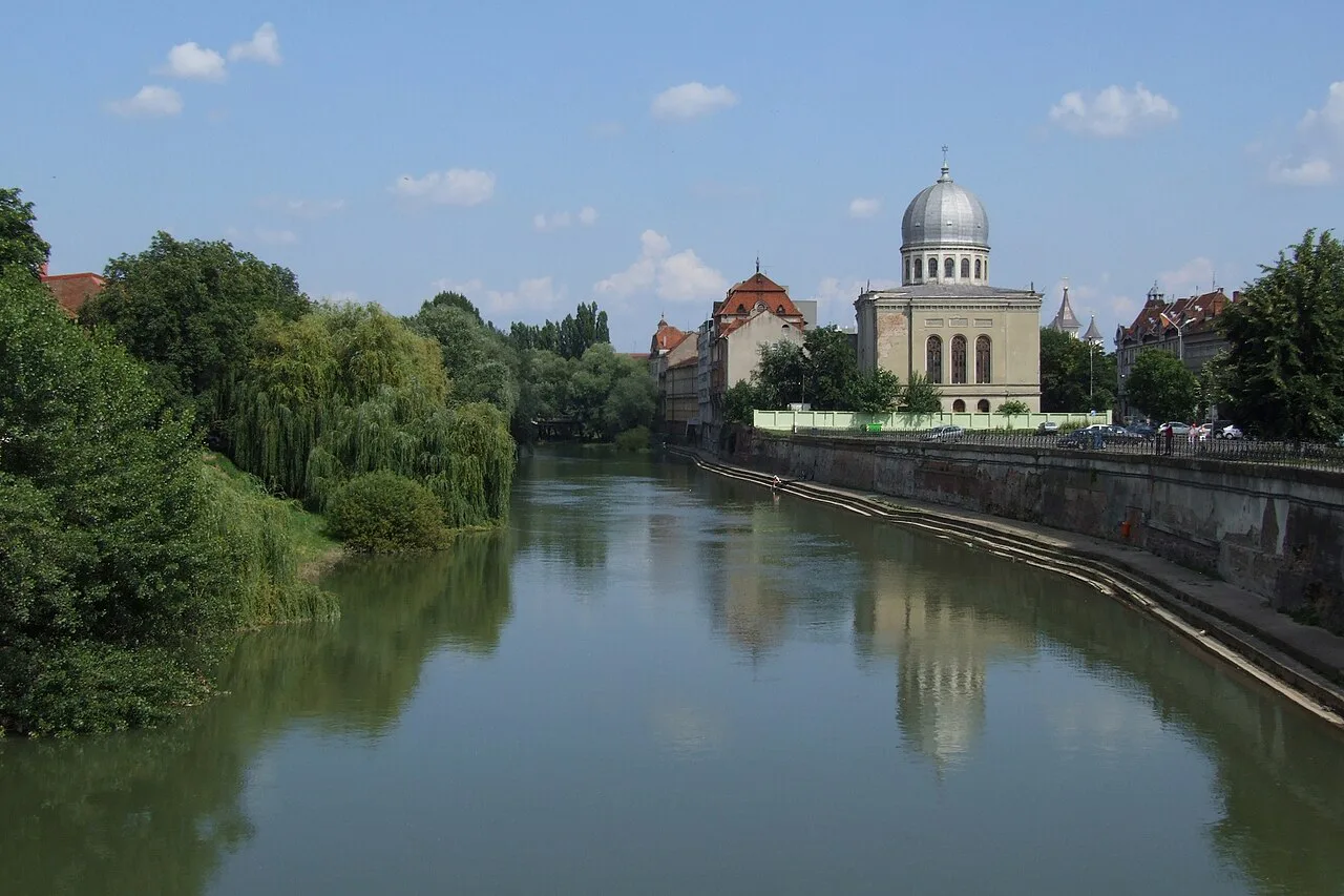 The Neolog Synagogue beside the Crișul Repede, Oradea.